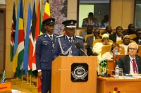 المفتش العام للشرطة في تنزانيا والرئيس المقبل لمنظمة EAPCCO السيد سيمون سيرو يرحبان بالمندوبين إلى الجمعية العامة.